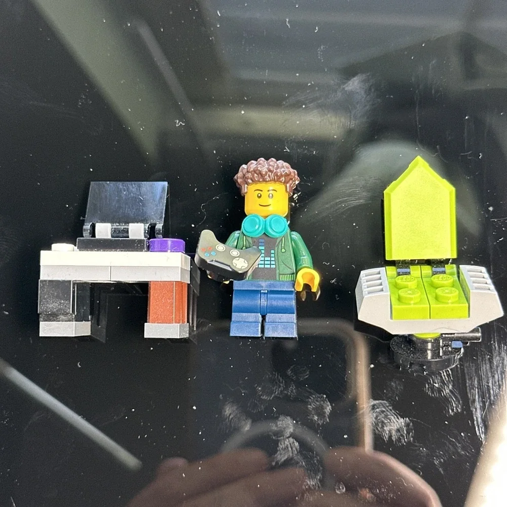 LEGO Gamer Minifigure Desk Laptop‎ Chair Controller Custom Build